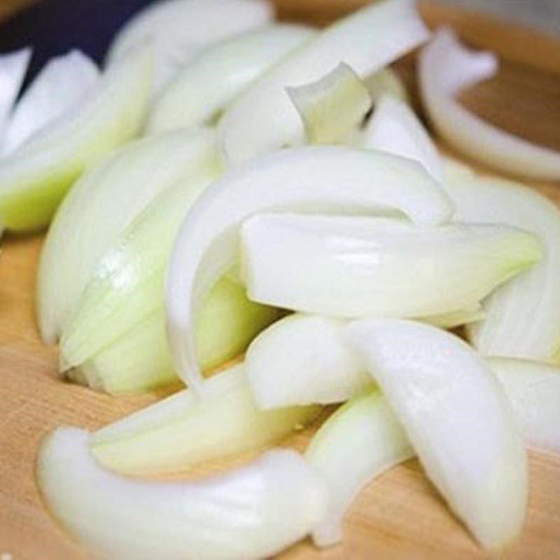 Step 1 Prepare Chicken and Onions for Pan-Fried Chicken with Cream Sauce