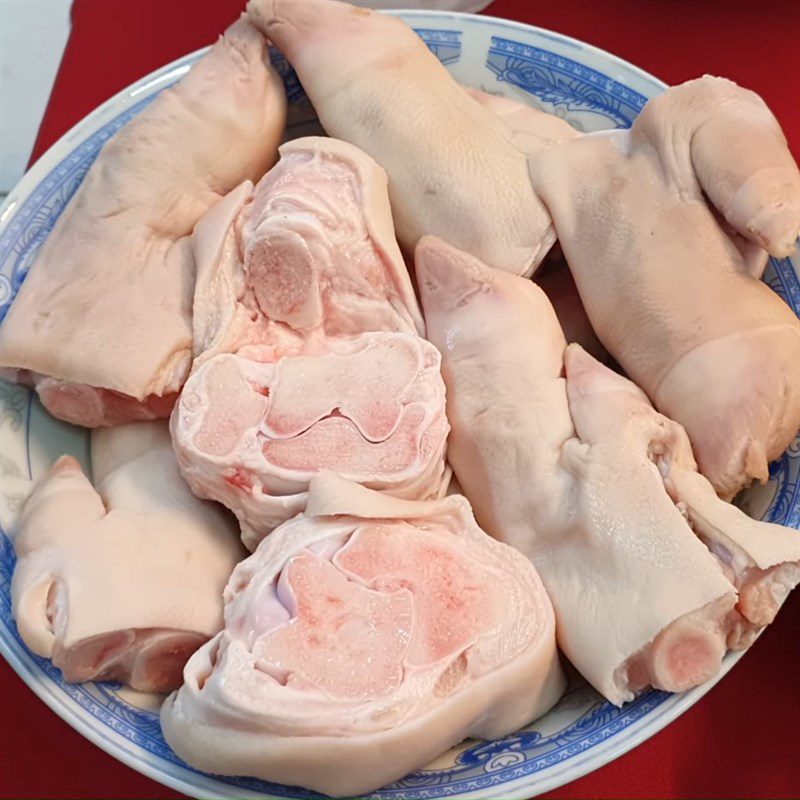 Step 1 Prepare the pig trotter Pig trotter braised with pickled radish