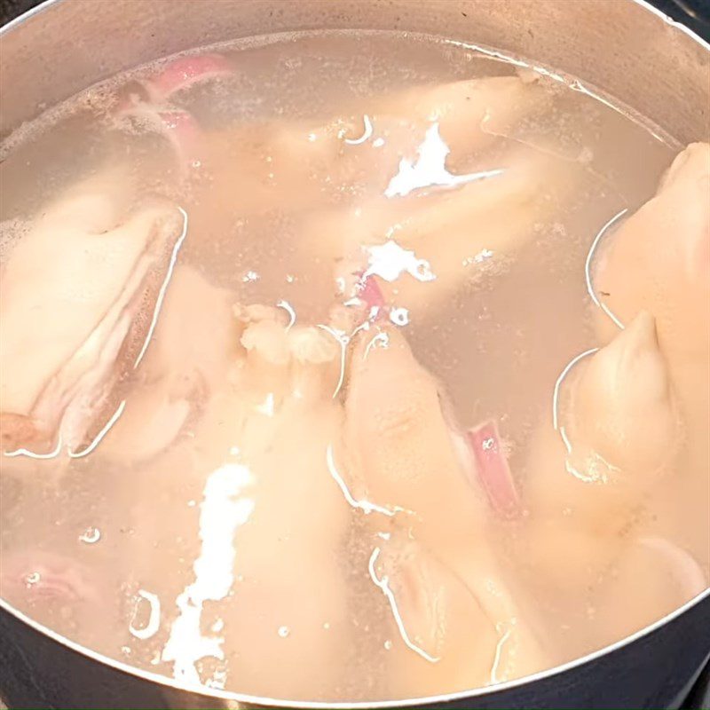 Step 1 Prepare the pig trotter Pig trotter braised with pickled radish