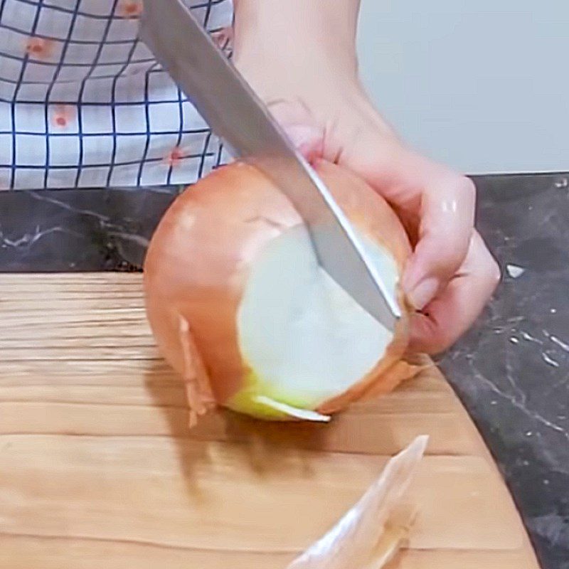 Step 1 Prepare the onion and apple for Onion Apple Juice