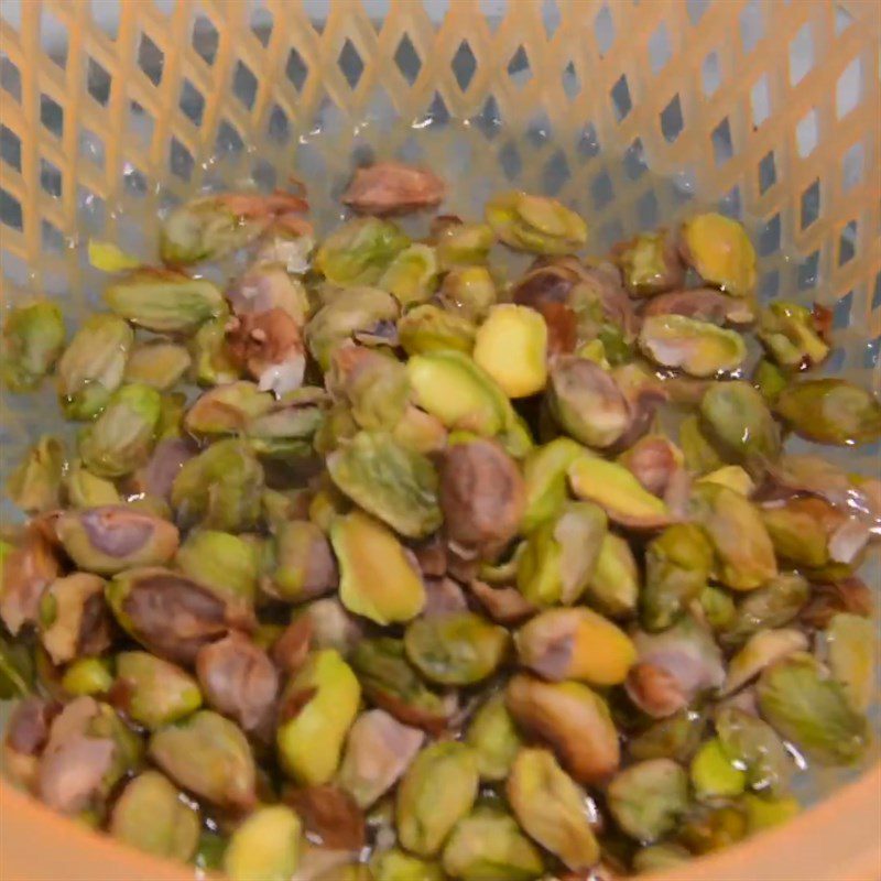 Step 1 Prepare the pistachios for Pistachio Ice Cream