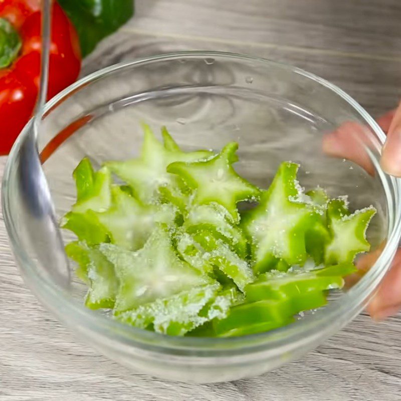 Step 2 Prepare the starfruit and bell peppers Stir-fried pork with starfruit and bell peppers