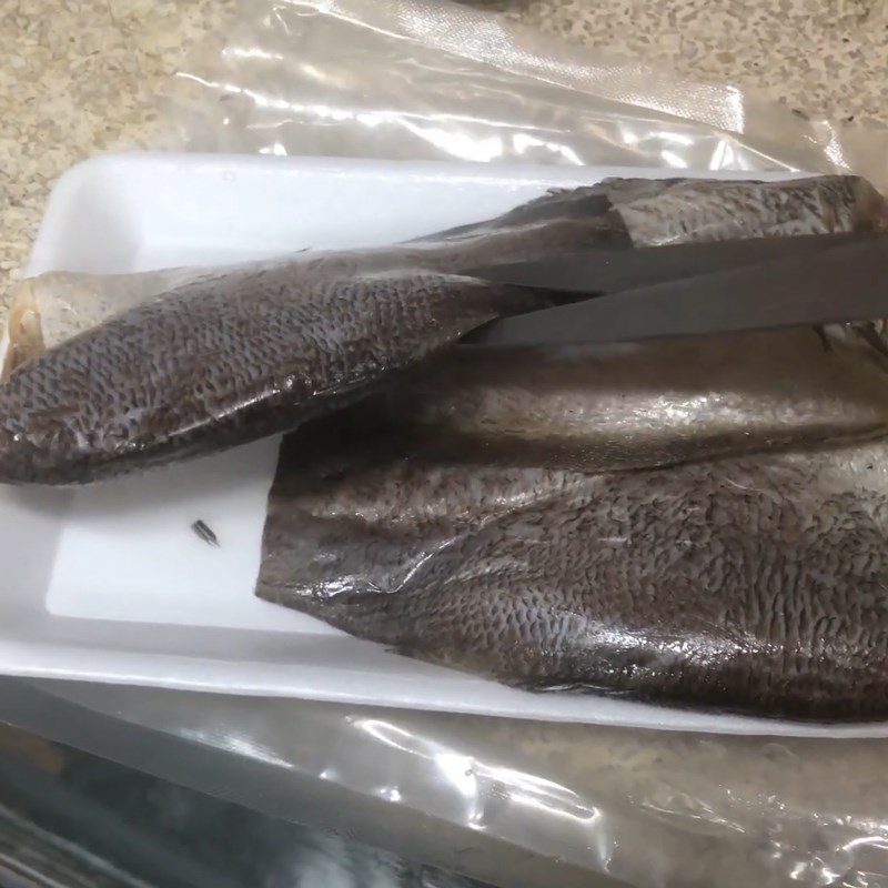 Step 1 Prepare dried snakehead fish Fried dried snakehead fish