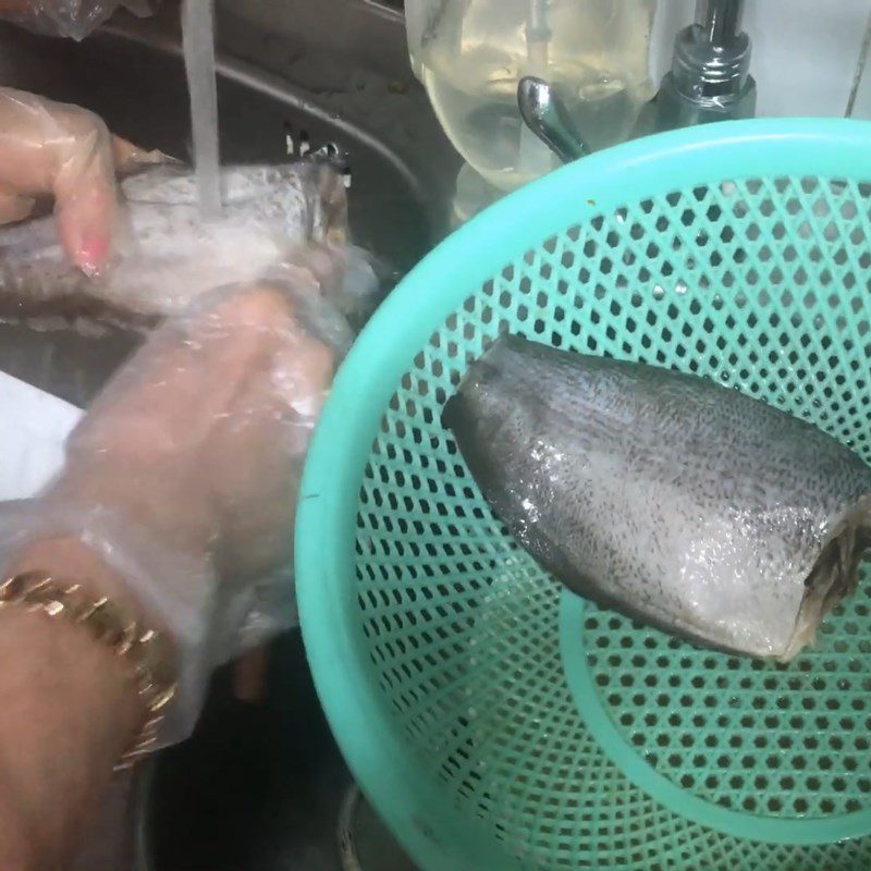 Step 1 Prepare dried snakehead fish Fried dried snakehead fish