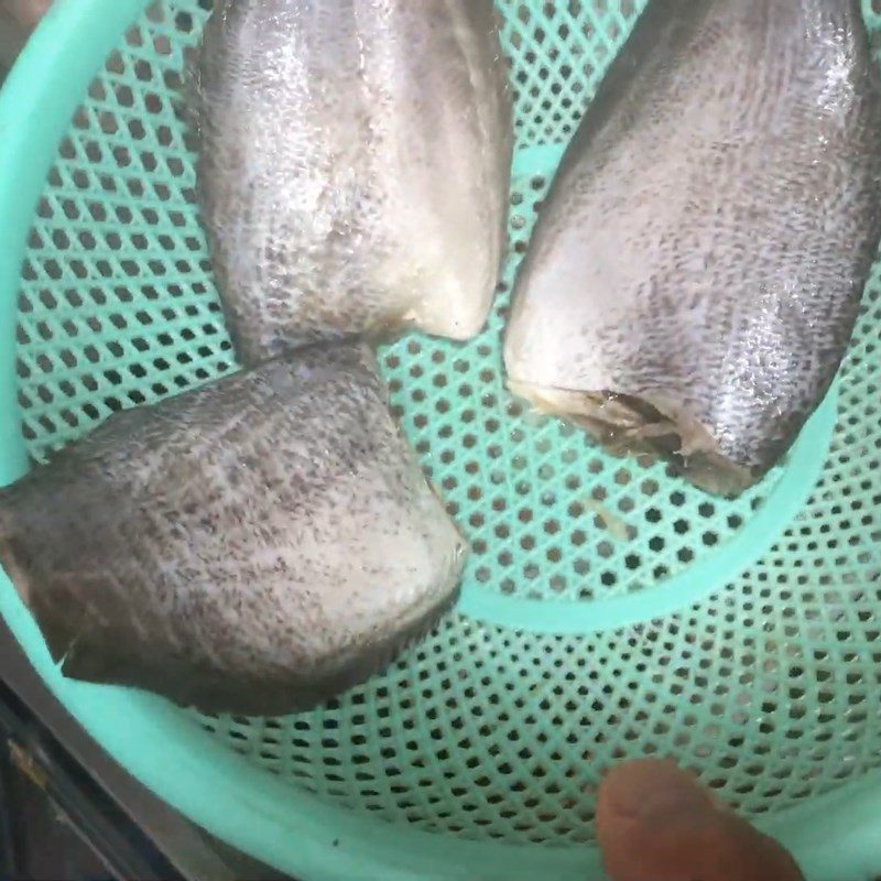 Step 1 Prepare dried snakehead fish Fried dried snakehead fish