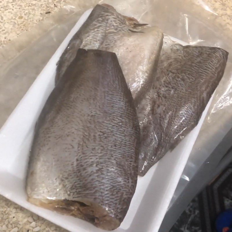 Step 1 Prepare dried snakehead fish Fried dried snakehead fish