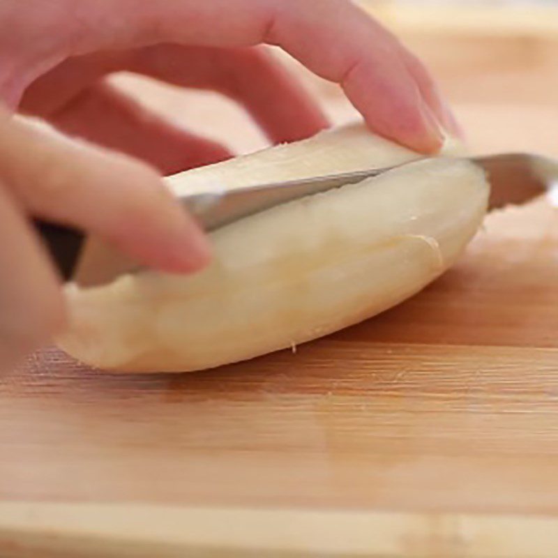 Step 2 Prepare sweet potatoes and bananas for crispy fried banana cake