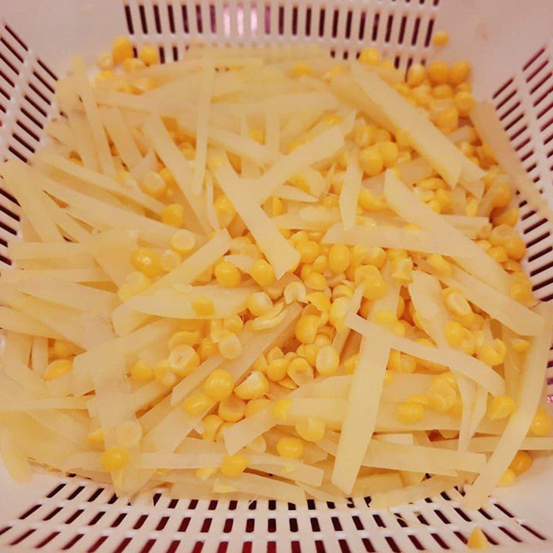 Step 1 Prepare the potatoes and corn Fried corn potato cake