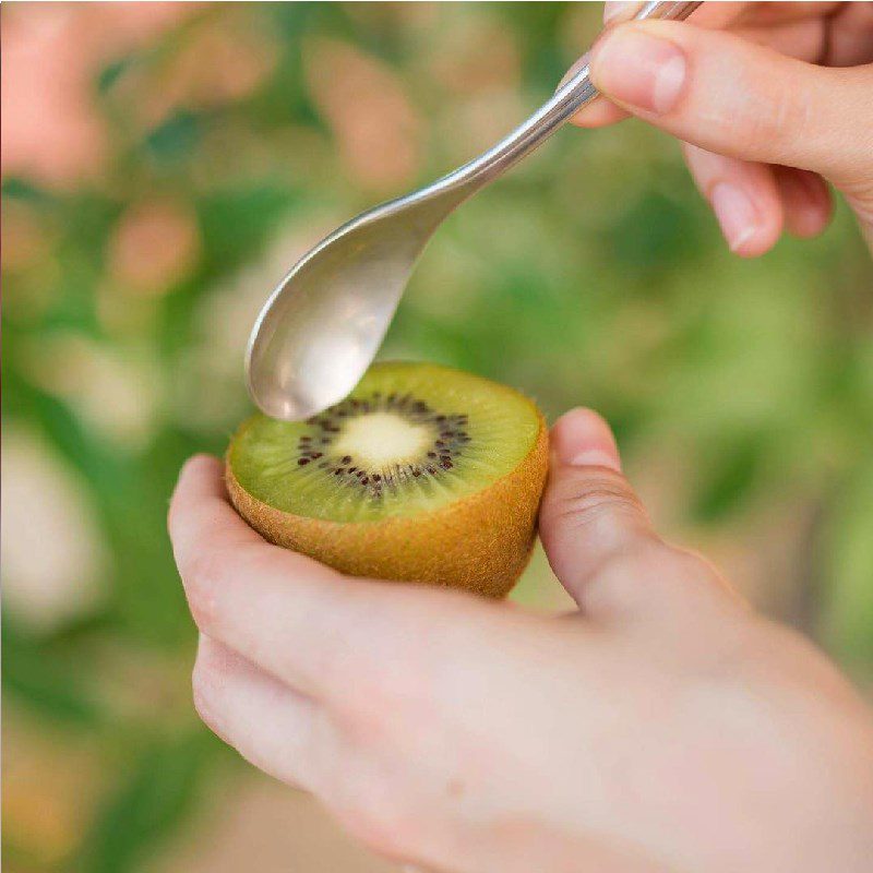 Step 1 Prepare the kiwi for Kiwi Milk Tea