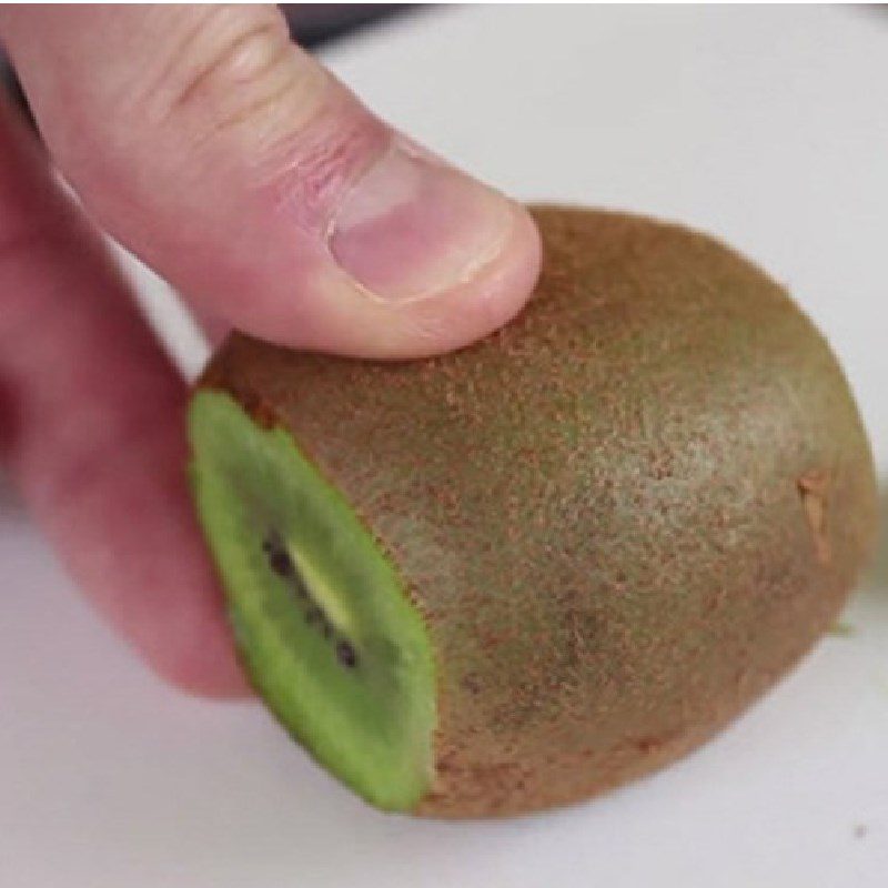 Step 1 Prepare the kiwi for Kiwi Milk Tea