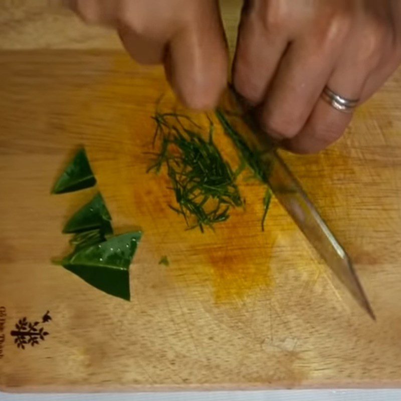 Step 2 Prepare the lime leaves Stir-fried Pupae with Lime Leaves
