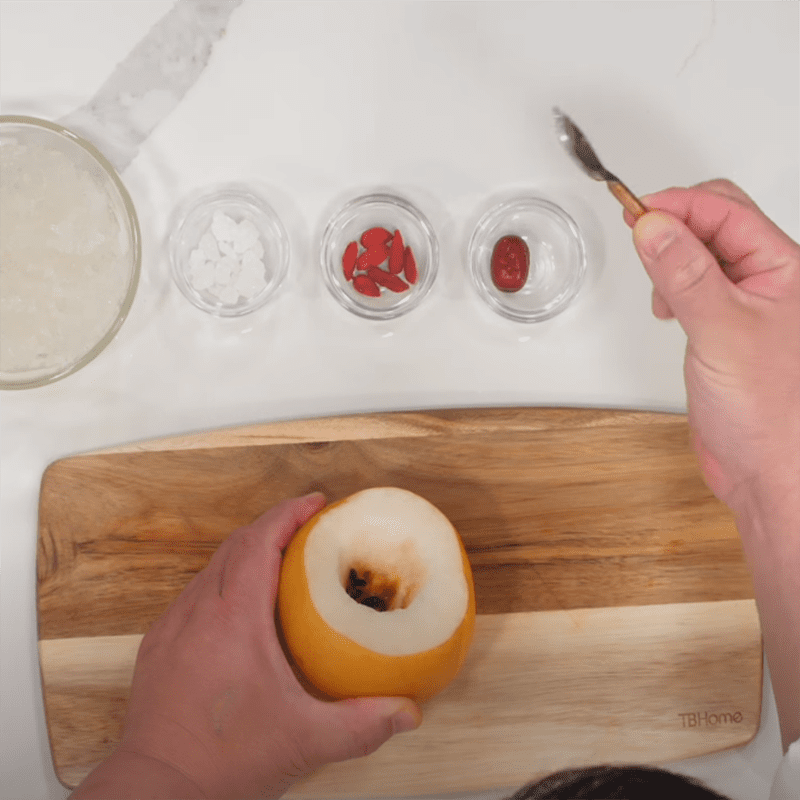 Step 2 Prepare the Pear Sweet Pear Steamed Bird's Nest with Rock Sugar