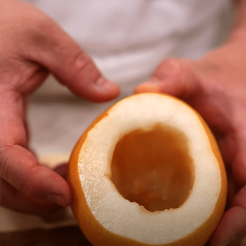 Step 2 Prepare the Pear Sweet Pear Steamed Bird's Nest with Rock Sugar