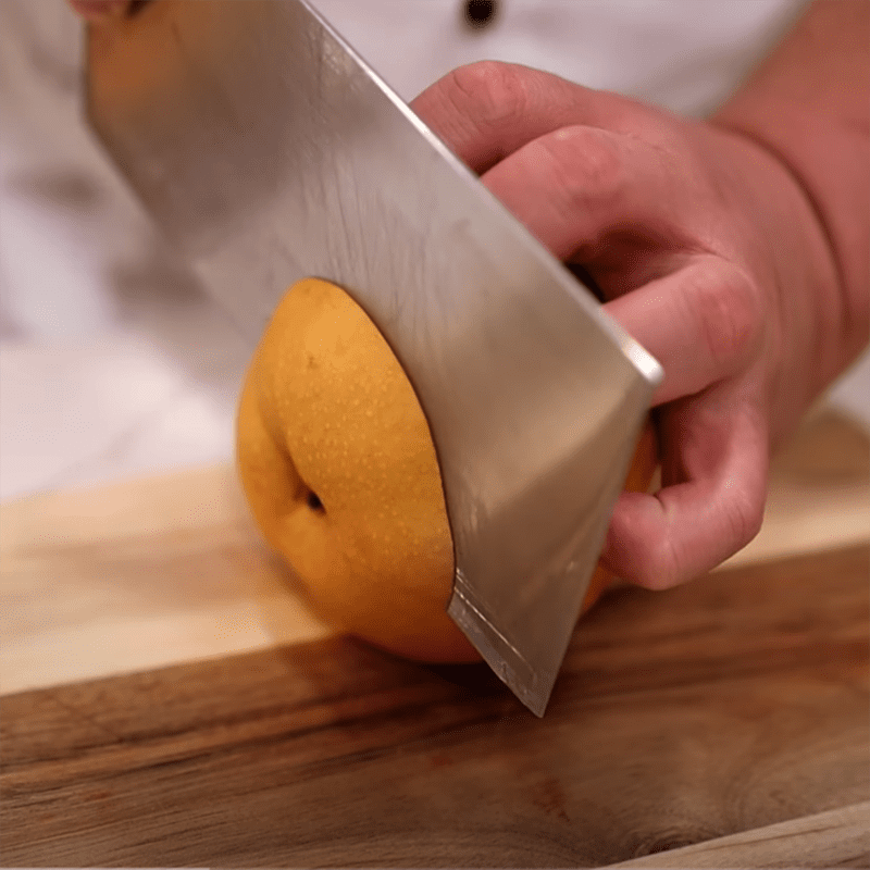 Step 2 Prepare the Pear Sweet Pear Steamed Bird's Nest with Rock Sugar