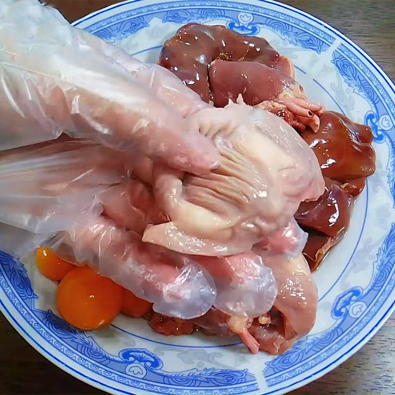Step 2 Prepare chicken intestines Sticky rice with chicken intestines and soft-boiled eggs