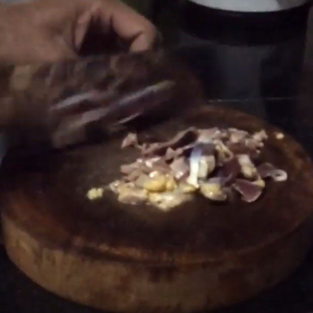 Step 1 Prepare chicken intestines for Chicken Intestine Porridge