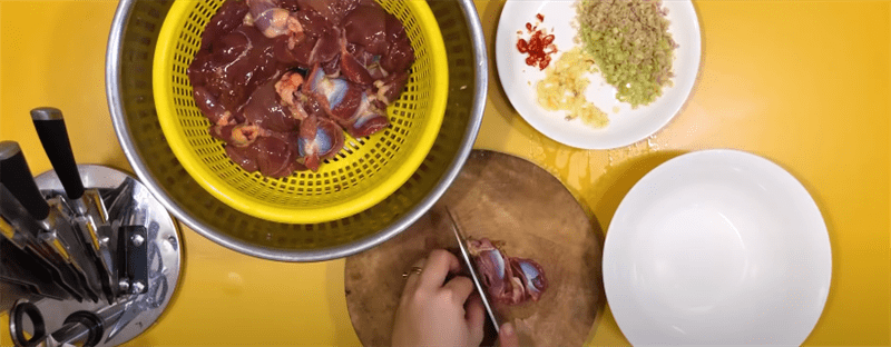 Step 1 Prepare the chicken entrails Stir-fried chicken entrails with lemongrass and chili