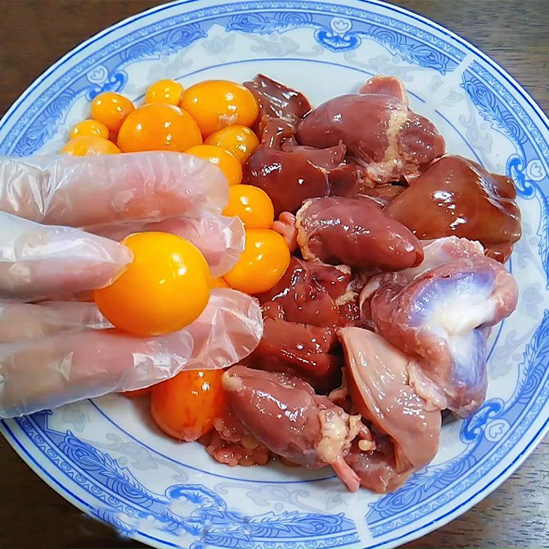 Step 2 Prepare chicken intestines Sticky rice with chicken intestines and soft-boiled eggs