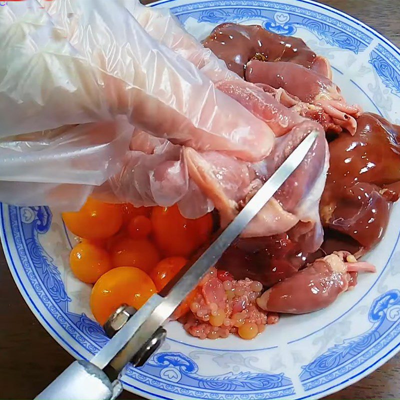 Step 2 Prepare chicken intestines Sticky rice with chicken intestines and soft-boiled eggs