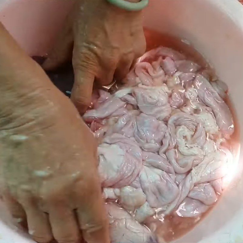 Step 1 Prepare the pig intestines and bones for Western-style porridge