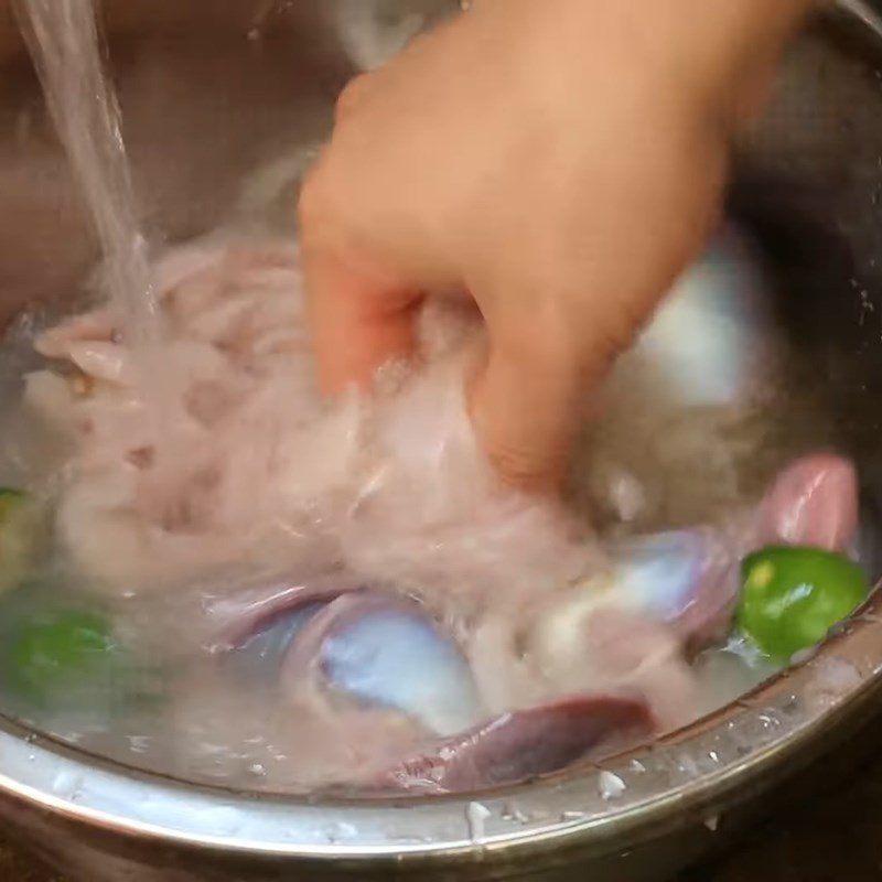 Step 1 Preparing duck intestines Duck intestines stir-fried with gourd and water spinach
