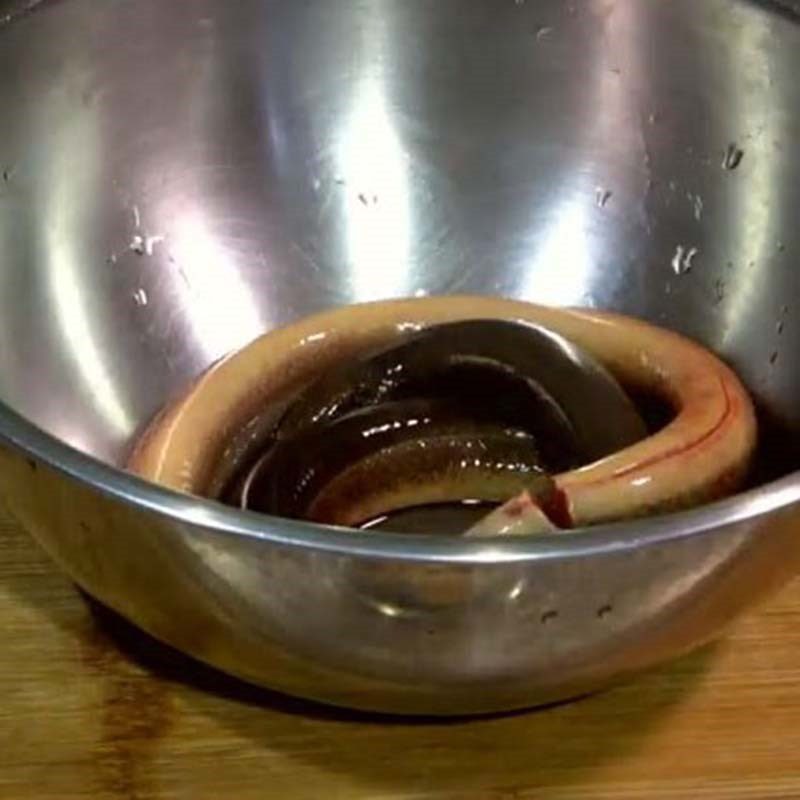 Step 1 Prepare the eel for Eel and Mung Bean Porridge