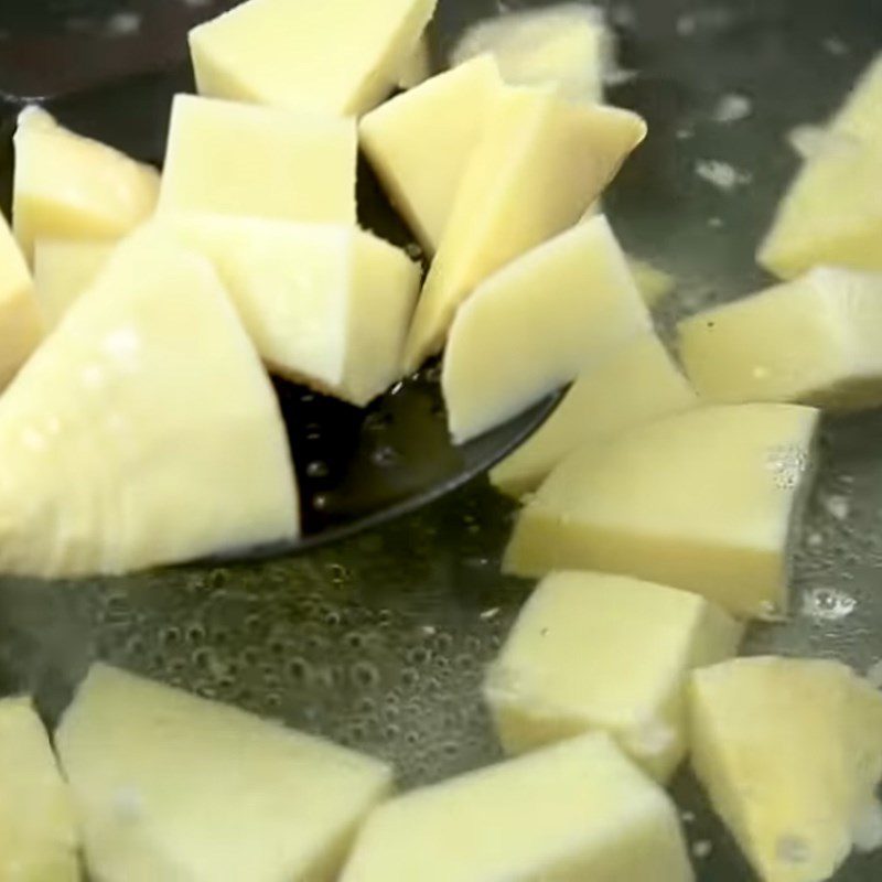 Step 2 Prepare bamboo shoots and other ingredients for spicy beef tendon hot pot