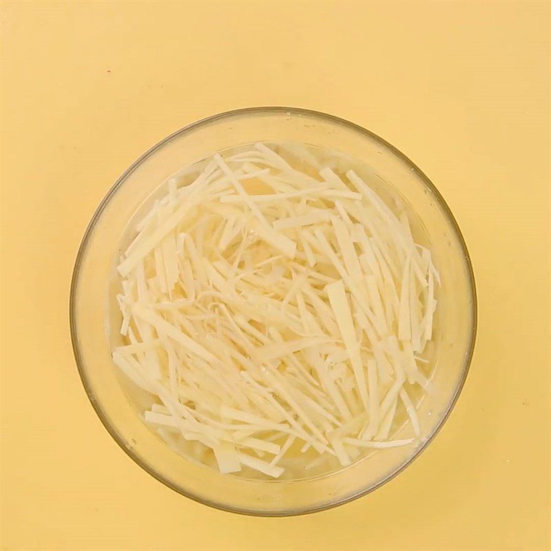 Step 2 Prepare bamboo shoots and onions for Pig Tongue Salad