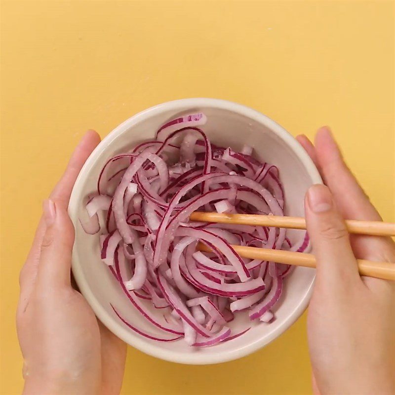 Step 2 Prepare bamboo shoots and onions for Pig Tongue Salad
