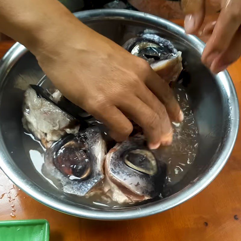 Step 1 Prepare the tuna eyes Braised tuna eyes with green pepper