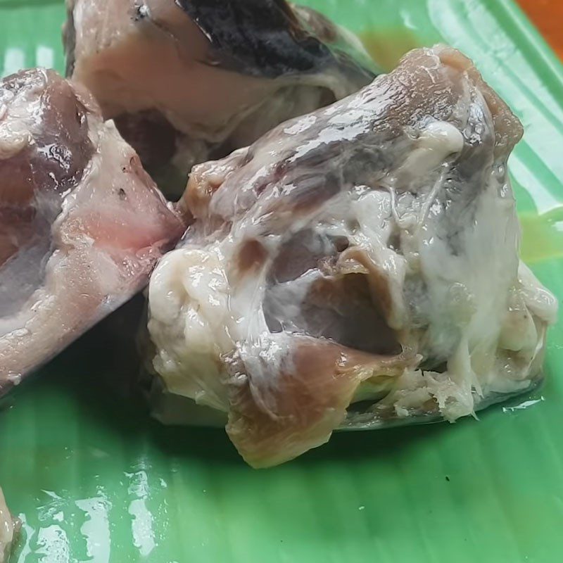 Step 1 Prepare the eyes of the tuna Ocean tuna eyes stewed with green pepper