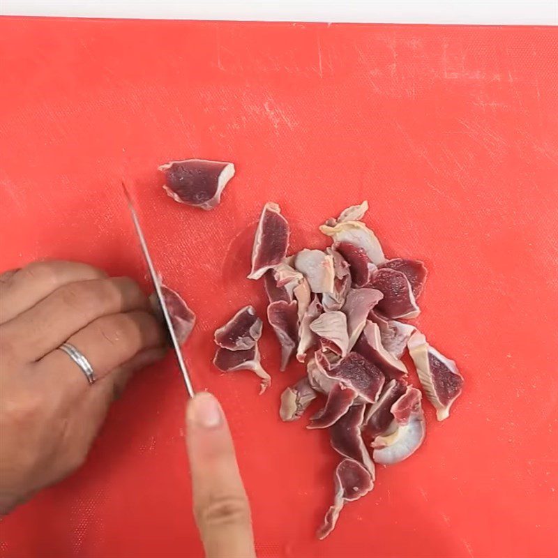 Step 1 Prepare the chicken gizzard Chicken Gizzard Stir-fried with Tomatoes
