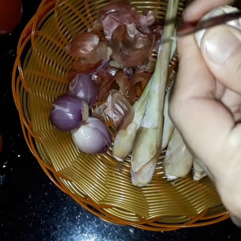 Step 2 Preparing fermented rice and various vegetables for buffalo hot pot