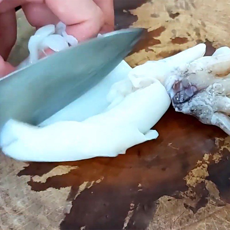 Step 1 Prepare squid Stir-fried Squid with Ginger and Onion