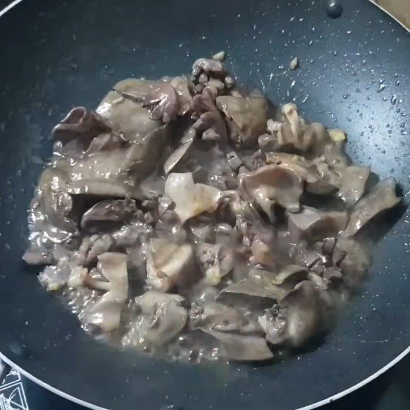Step 2 Stir-fry duck intestines Duck intestines stir-fried with gourd