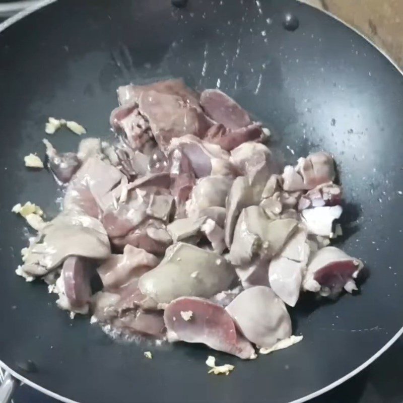Step 2 Stir-fry duck intestines Duck intestines stir-fried with gourd