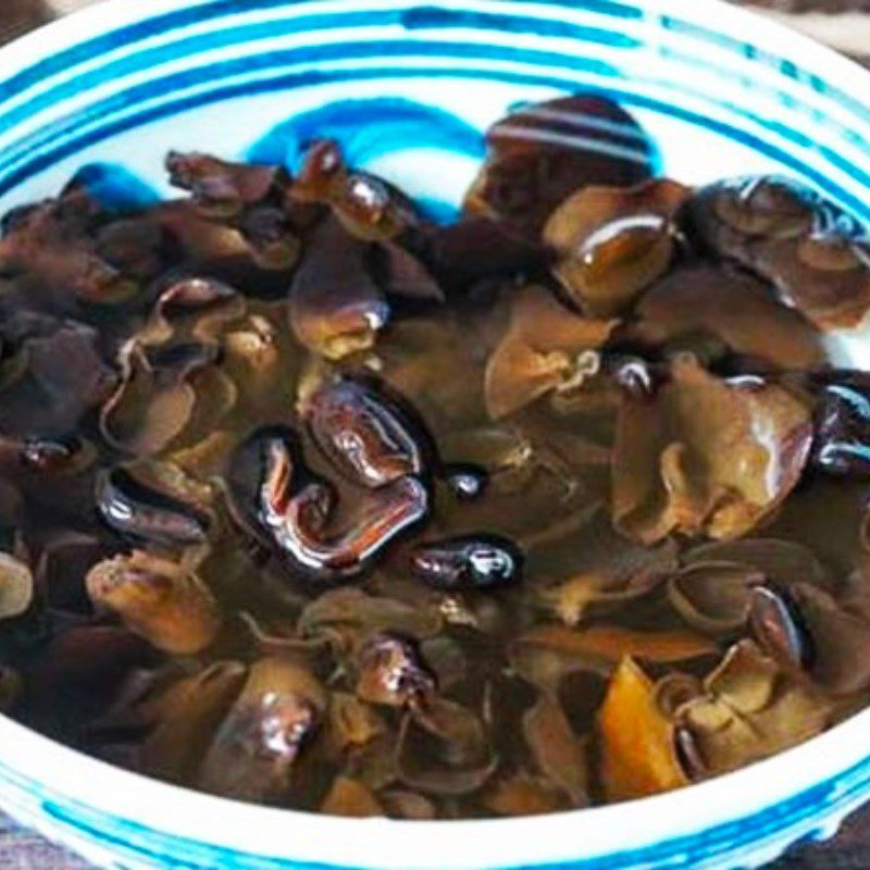 Step 2 Prepare mushrooms Savory Sticky Rice Vegetarian (Recipe shared by Tiktok Vegetarian Kitchen XANH)