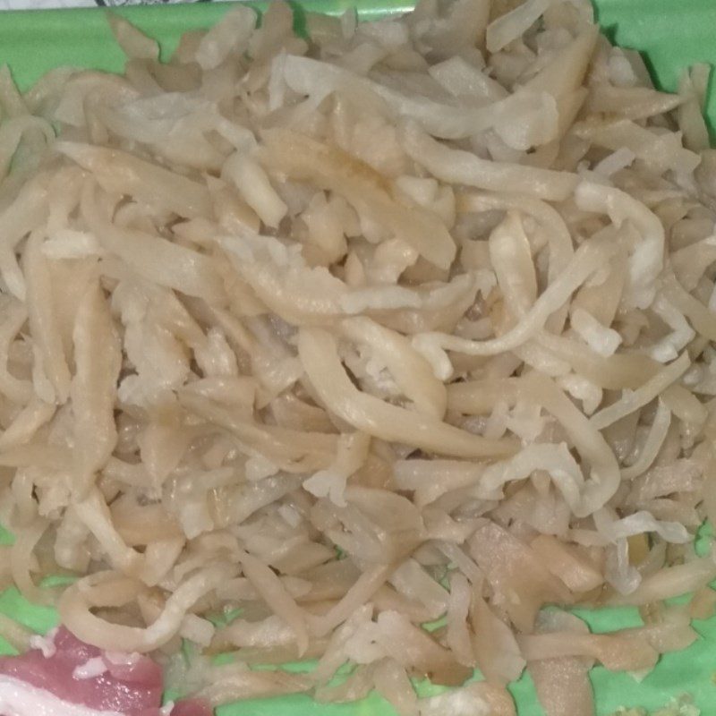 Step 1 Prepare the ingredients for stir-fried pickled radish with meat