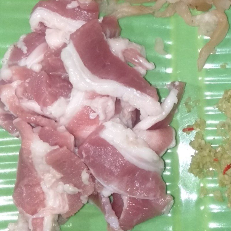 Step 1 Prepare the ingredients for stir-fried pickled radish with meat