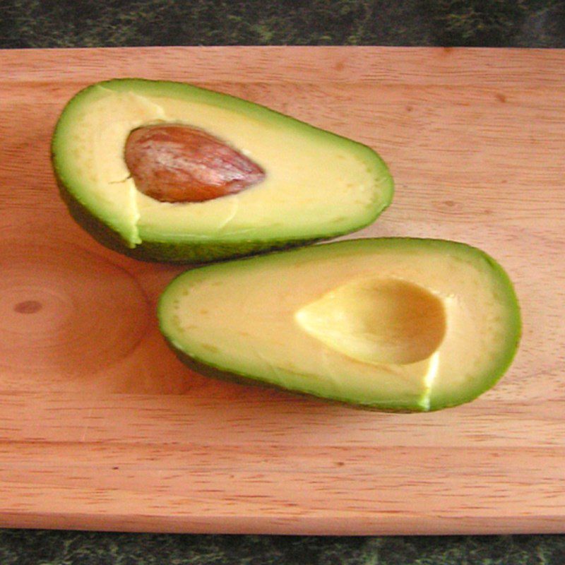 Step 1 Prepare the ingredients for Avocado Strawberry Cocoa Smoothie