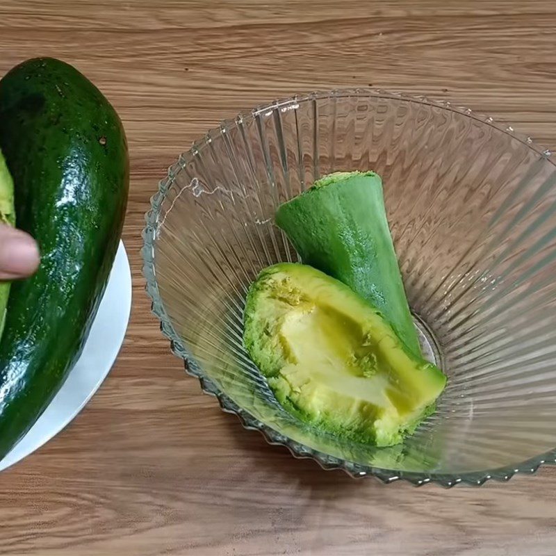 Step 1 Prepare the ingredients for Avocado Strawberry Coconut Milkshake