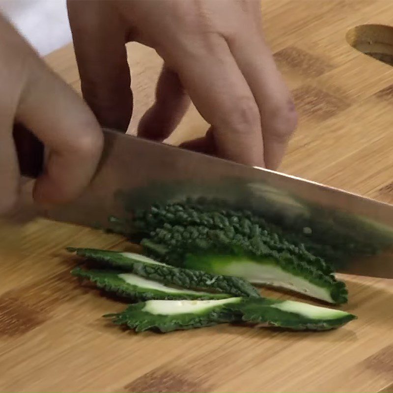 Step 1 Prepare the ingredients for vegetarian stir-fried bitter melon