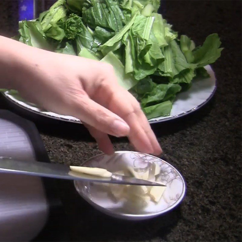 Step 1 Prepare the ingredients for stir-fried mustard greens with garlic