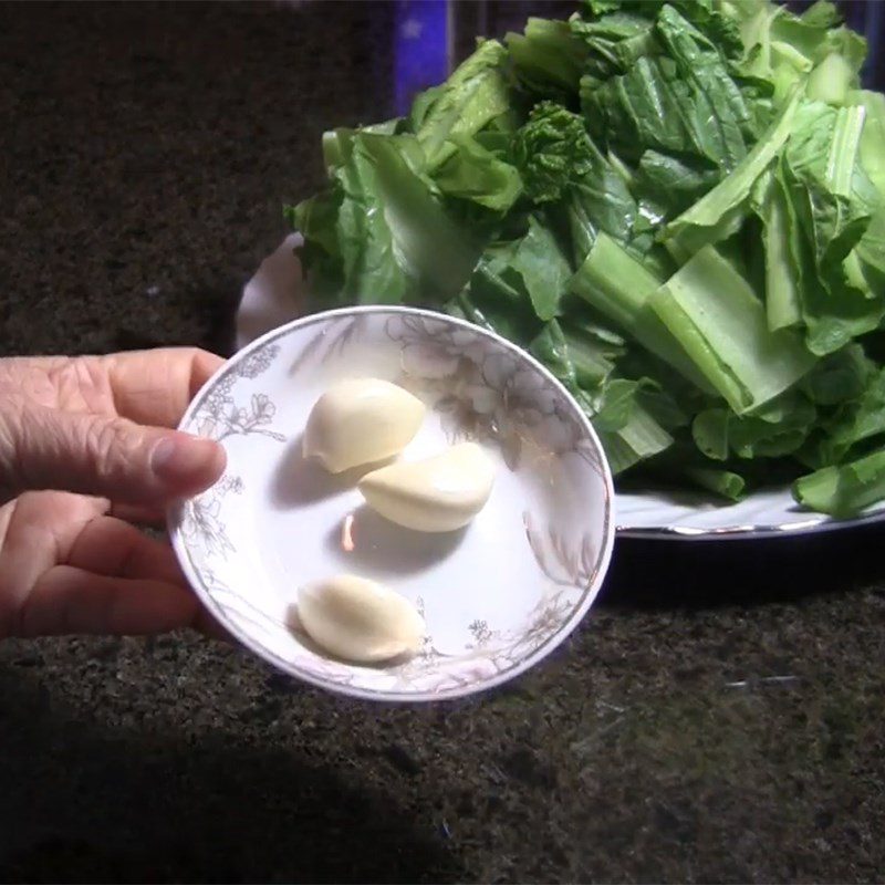 Step 1 Prepare the ingredients for stir-fried mustard greens with garlic