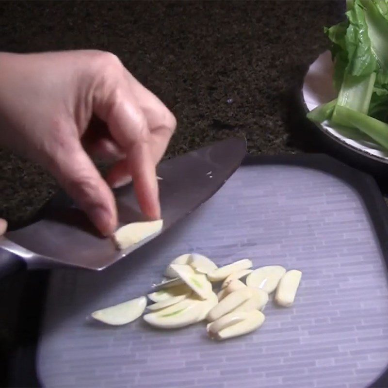 Step 1 Prepare the ingredients for stir-fried mustard greens with garlic