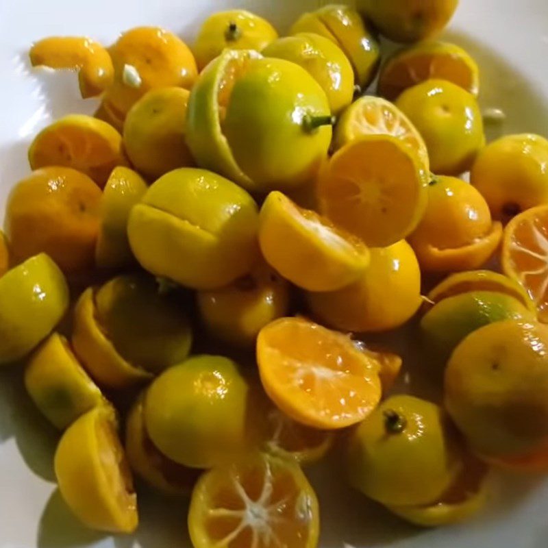 Step 1 Preparing the ingredients for calamondin syrup with Vietnamese coriander and rock sugar