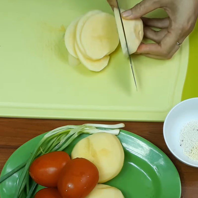 Step 1 Prepare the ingredients for Stir-fried Potatoes with Tomatoes