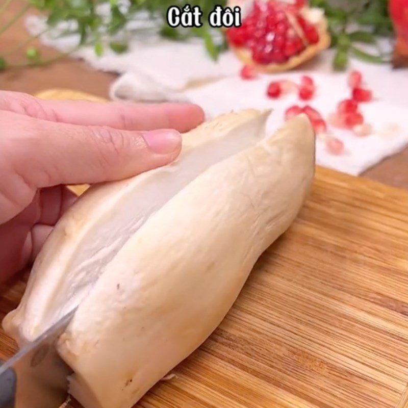 Step 1 Prepare the ingredients for pan-fried chicken thigh mushrooms