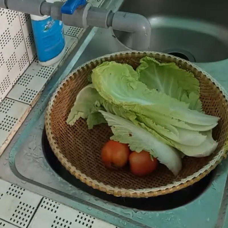 Step 1 Prepare the ingredients for stir-fried cabbage with tomatoes