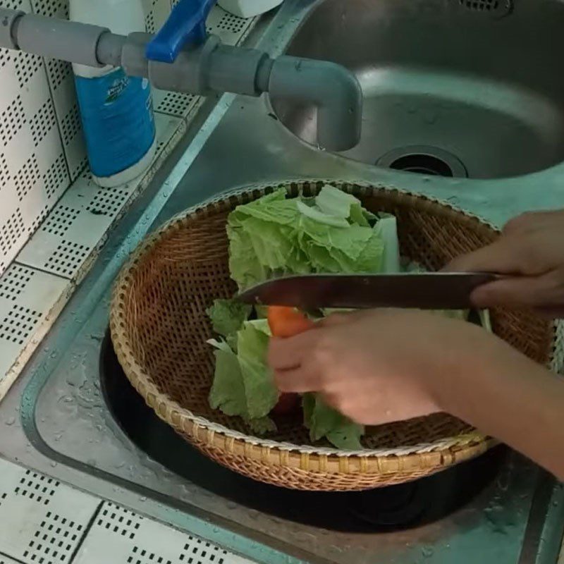 Step 1 Prepare the ingredients for stir-fried cabbage with tomatoes